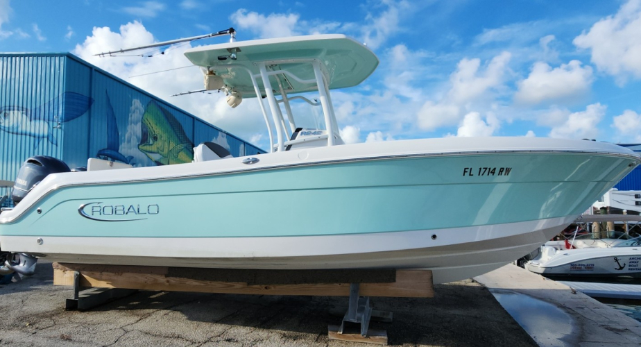 2019 Robalo 242